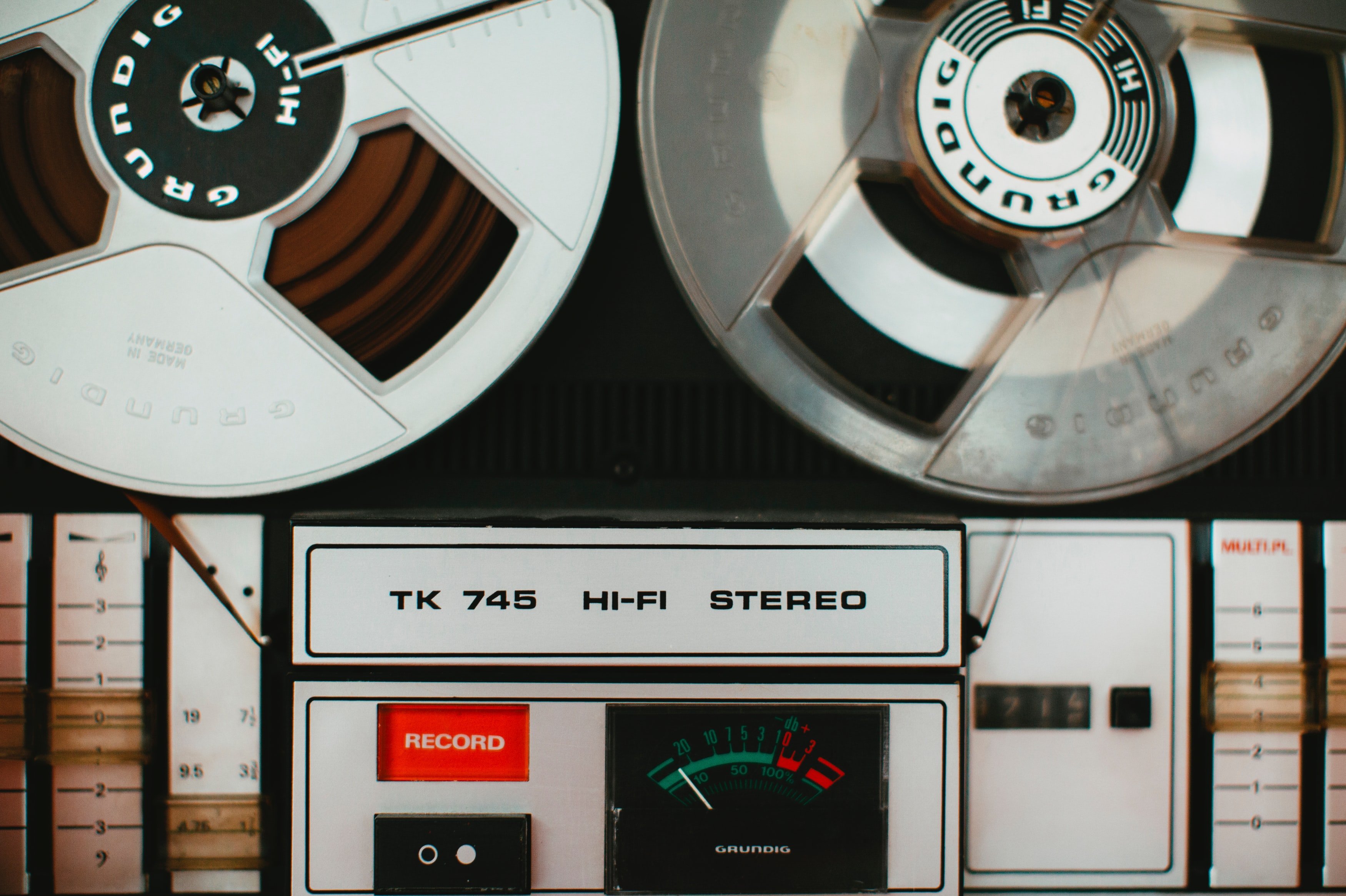 Comment utiliser les archives de médias audiovisuels pour ta recherche historique 
